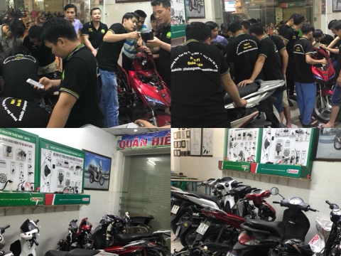 Anh em học viên khóa 2 chia nhóm thực hành trên mô hình và trên xe.
