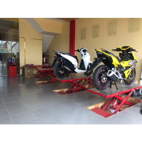 Bàn nâng xe máy điện - Đặt âm nền ( bàn nâng chìm)